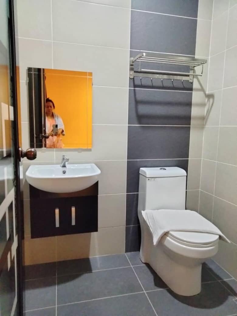 Weng Kong Homestay Slim River Exteriör bild